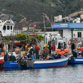 La Guardia Civil durante la detención de pesqueros marroquíes en Ceuta, a 22 de abril de 2021.