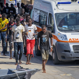 Un grupo de personas migrantes desembarca en la isla italiana de Lampedusa el pasado agosto.