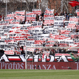 Aficionados del Rayo Vallecano rechazan el traslado de su estadio, en Madrid, a 18 de febrero de 2024.