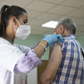 Una enfermera vacuna a un hombre contra la gripe y la Covid-19 en octubre de 2022 en Sevilla.