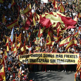 Milers de persones es manifesten pel centre de Barcelona convocats per Societat Civil Catalana per demanar la fi del procés independentista. EFE/Jesús Diges