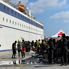 13/09/2023 - Un grupo de migrantes espera en la isla de Lampedusa mientras las autoridades italianas se preparan para trasladar a las personas tras las nuevas llegadas.