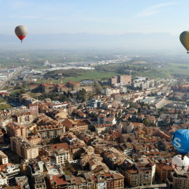 30-3-2023 Pla general de globus sobrevolant la plana de Vic el 25 de març del 2021 en el Torneig Internacional de Globus del Mercat del Ram