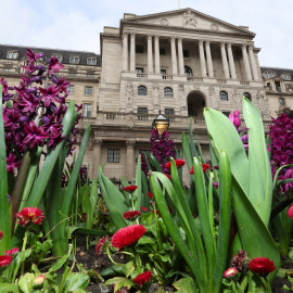 Un parterre de flores delante de la sede del Banco de Inglaterra (BoE, en sus siglas en inglés), en la City londinense. REUTERS/Toby Melville