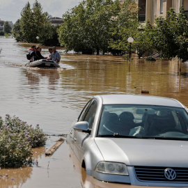 Los lugareños huyen de una zona inundada en un bote de goma, ya que los niveles del río Pineios aumentaron durante la noche, después de la tormenta Daniel, en Larissa, Grecia, el 9 de septiembre de 2023.