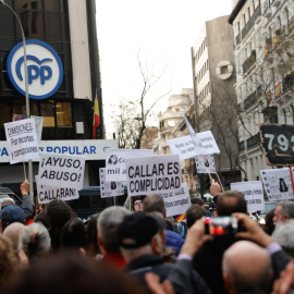 Manifestación frente a la sede del Partido Popular contra la presidenta de la Comunidad de Madrid, Isabel Díaz Ayuso, a 20 de marzo de 2024.