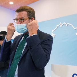 Alberto Núñez Feijóo se quita la mascarilla para presidir la reunión de la Junta Directiva del PP de Galicia, en el Hotel Eurostars San Lázaro, a 18 de abril de 2022.