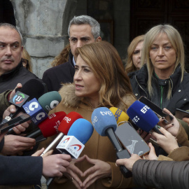 La ministra de Transportes, Raquel Sánchez, pide perdón en la Plaza del Ayuntamiento de Castro Urdiales por el diseño de los trenes.