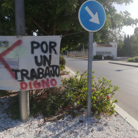 Un cartel junto a la entrada de la base de EEUU en Rota.