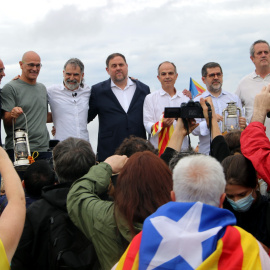 El set dirigents independentistes al final de l'acte després de sortir indultats de la presó de Lledoners.