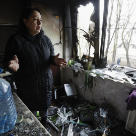 Una mujer ucraniana después de que varios misiles rusos alcanzasen su vivienda.