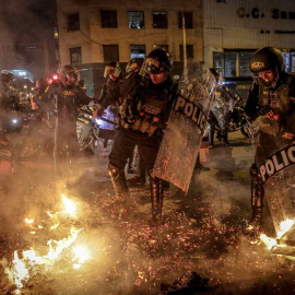 Policías antidisturbios se enfrentan a los manifestantes en el centro de Lima (Perú).