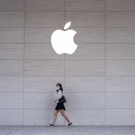 Una mujer camina con una máscara, tras la presentación del Iphone 12, en 2020. Imagen de archivo.