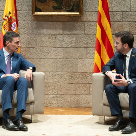 El presidente del Gobierno, Pedro Sánchez (i), y el president de la Generalitat de Catalunya, Pere Aragonès (d), se reúnen en el Palau de la Generalitat, a 21 de diciembre de 2023, en Barcelona.