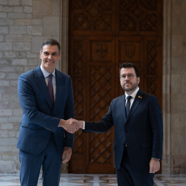 Imagen de archivo de Pedro Sánchez (i) y Pere Aragonés (d) el pasado 21 de diciembre en el Palau de la Generalitat.