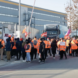 01/02/2023 - Protestes dels treballadors d'Amazon a la planta del Prat contra el tancament del centre de Martorelles.