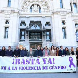 07/03/2024 La vicealcaldesa de Madrid, Inmaculada Sanz, el alcalde de Madrid, José Luis Martínez-Almeida, la portavoz del PSOE en el Ayuntamiento, Reyes Maroto y la concejala de Más Madrid Rita Maestre, con una pancarta durante un minuto de silencio po