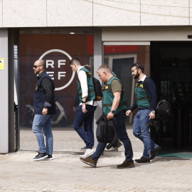 Un agente de la Europol y varios agentes de la Unidad Central Operativa (UCO) de la Guardia Civil salen de la Real Federación Española de Fútbol (RFEF), a 20 de marzo de 2024.