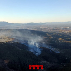 Imatge aèria de la columna de fum de l'incendi al Coll de l'Alba, a Tortosa.