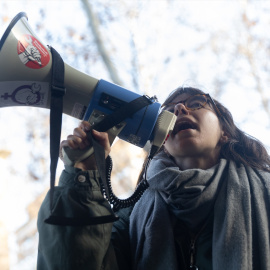 Una estudiante protesta con un megáfono frente a la Asamblea de Madrid, a 1 de febrero de 2024, en Madrid (España). Foto de archivo.