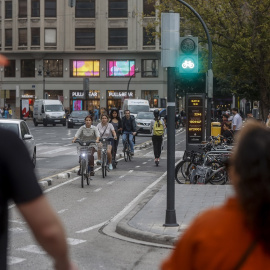 Varias personas en un carril bici del centro de Valencia, a 20 de octubre de 2022, en Valencia, Comunidad Valenciana (España).