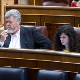 El diputado de Unidas Podemos, Juan Antonio López de Uralde y la portavoz adjunta de Unidas Podemos en el Congreso, Sofía Fernández Castañón, durante una sesión plenaria en el Congreso de los Diputados, a 21 de junio de 2022, en Madrid (España)