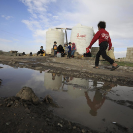 Varios niños caminan en busca de agua a las afueras de Saná, en Yemen.