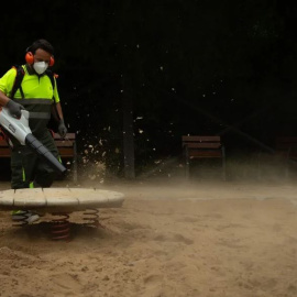 25/3/24 - Un trabajador de Parques y Jardines de Barcelona