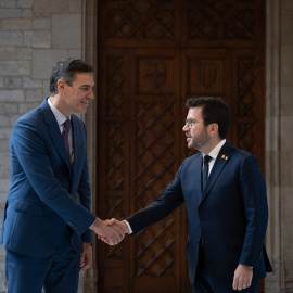 El presidente del Gobierno, Pedro Sánchez (i), y el president de la Generalitat de Catalunya, Pere Aragonès (d), se reúnen en el Palau de la Generalitat, a 21 de diciembre de 2023, en Barcelona