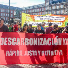 Decenas de activistas protestan en una manifestación por la descarbonización en la Plaza Mayor, a 15 de septiembre de 2023, en Madrid (España).