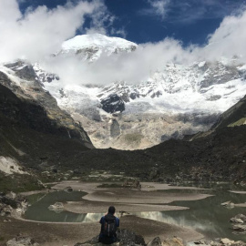 Una presa natural y un lago glaciar en Bután.