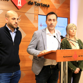 L'alcalde de Tortosa, Jordi Jordan, al centre, amb els tinents d'alcalde Víctor Grau i Mar Lleixà