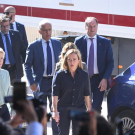 La presidenta de la Comisión Europea, Ursula Von der Leyen (izq.) junto a la primera ministra italiana, Giorgia Meloni, durante su visita a la isa de Lampedusa este sábado.