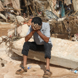 Un hombre sentado frente a su casa destruida en Derna, Libia, el 15 de septiembre de 2023.