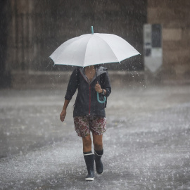 Una persona camina con un paraguas bajo la lluvia, a 15 de septiembre de 2023, en València.