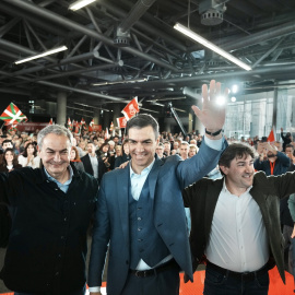 El expresidente del Gobierno, José Luis Rodríguez Zapatero, el presidente del Gobierno y secretario general del PSOE, Pedro Sánchez, y el secretario general del PSE-EE y candidato a Lehendakari, Eneko Andueza, en el Palacio Euskalduna, a 9 de marzo de 