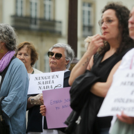 Decenas de personas durante una concentración en repulsa por el crimen machista en Oia, a 5 de junio de 2023, en Pontevedra.