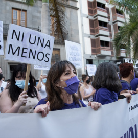 Varias personas con carteles en los que se lee: "Ni una menos", participan en una concentración feminista en la Plaza de la Candelaria en repulsa por "todos los feminicidios", a 11 de junio de 2021