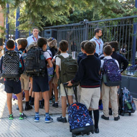 Varias niños a la entrada del colegio de la Alameda de Osuna, a 5 de septiembre de 2022, en Madrid (España).