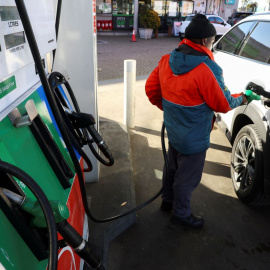 Un empleado de una gasolinera llena un coche antes del aumento del precio de la gasolina en Ciudad del Cabo, Sudáfrica, a 5 de septiembre de 2023.