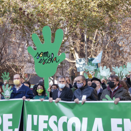 Som Escola i sindicats majoritaris, a la capçalera de la manifestació per la immersió en català.