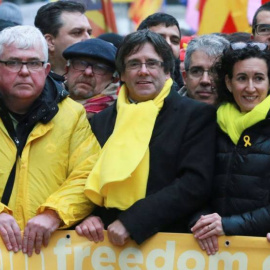 El expresidente de la Generalitat Carles Puigdemont (c) y la secretaria general de ERC, Marta Rovira (d), en una manifestación independentista en Bruselas. EFE