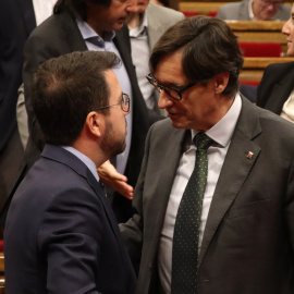 El líder del PSC, Salvador Illa, parlant amb el president de la Generalitat, Pere Aragonès, al ple del Parlament.