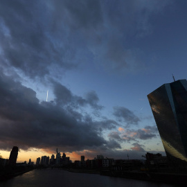 Vista del rascacielos donde tiene su sede el BCE, con la ciudad de Fráncfort al fondo. REUTERS/Kai Pfaffenbach