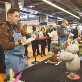 El mestre pastisser Jordi Roca valora una de les mones del concurs.