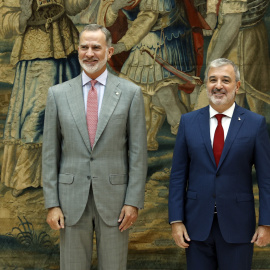 El rei Felip VI amb l'alcalde de Barcelona, Jaume Collboni, durant l'audiència que el Rei ha ofert aquest dilluns al Palauet Albeniz de Barcelona.