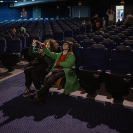 Espectadores viendo una película en el cine Comedia, en Barcelona, a 14 de enero de 2024.