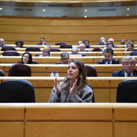 La ministra de Igualdad, Irene Montero, aplaude durante una sesión plenaria, en el Senado, a 8 de febrero de 2023, en Madrid.