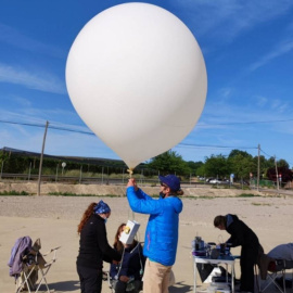 El equipo científico del IDAEA-CSIC prepara el globo aerostático para analizar aerosoles orgánicos.