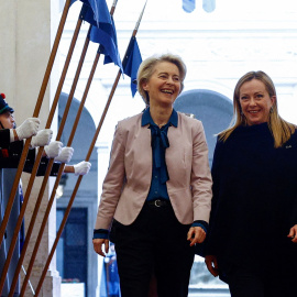 Imagen de archivo de la primera ministra italiana, Giorgia Meloni, junto a la presidenta de la Comisión Europea, Ursula von der Leyen, a 9 de enero de 2023.